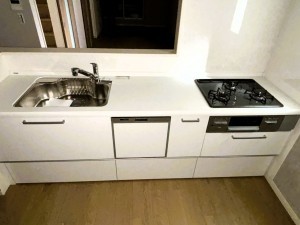 八尾市東弓削、新築一戸建てのキッチン画像です