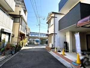 八尾市東弓削、新築一戸建ての前面道路を含む現地写真画像です