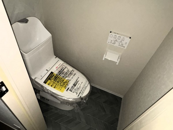 八尾市東弓削、新築一戸建てのトイレ画像です