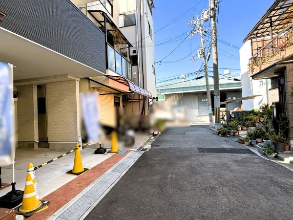 八尾市東弓削、新築一戸建ての前面道路を含む現地写真画像です