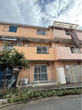 八尾市竹渕、中古一戸建ての前面道路を含む現地写真画像です