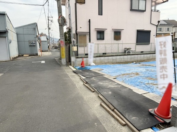 八尾市八尾木、土地の前面道路を含む現地写真画像です