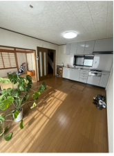 八尾市、中古一戸建ての居間画像です