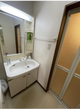 八尾市、中古一戸建ての洗面画像です