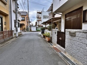 八尾市南植松町、中古一戸建ての前面道路を含む現地写真画像です