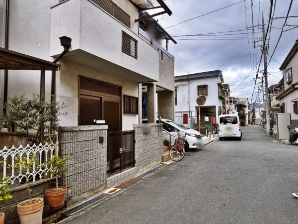 八尾市南植松町、中古一戸建ての前面道路を含む現地写真画像です