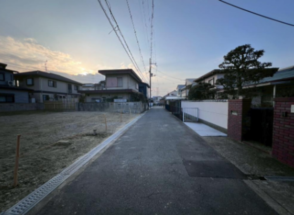 八尾市、土地の前面道路を含む現地写真画像です