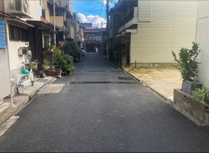 八尾市山城町、新築一戸建ての前面道路を含む現地写真画像です