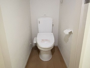 八尾市南本町、新築一戸建てのトイレ画像です