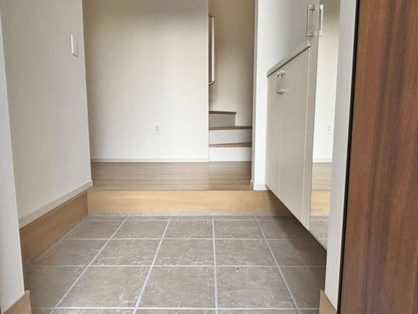 八尾市南本町、新築一戸建ての玄関画像です