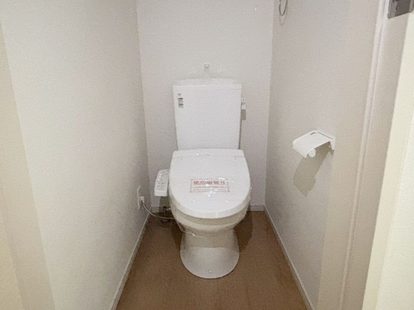 八尾市南本町、新築一戸建てのトイレ画像です