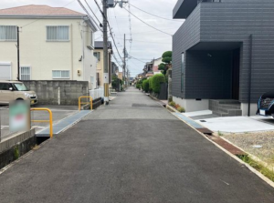八尾市東山本新町、新築一戸建ての前面道路を含む現地写真画像です