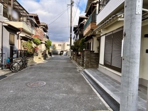 八尾市萱振町、中古一戸建ての前面道路を含む現地写真画像です