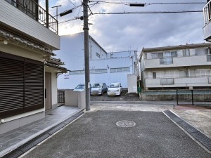 八尾市萱振町、中古一戸建ての前面道路を含む現地写真画像です