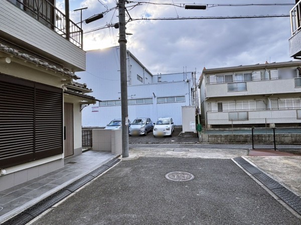 八尾市萱振町、中古一戸建ての前面道路を含む現地写真画像です