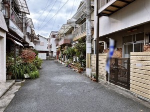 八尾市明美町、中古一戸建ての前面道路を含む現地写真画像です