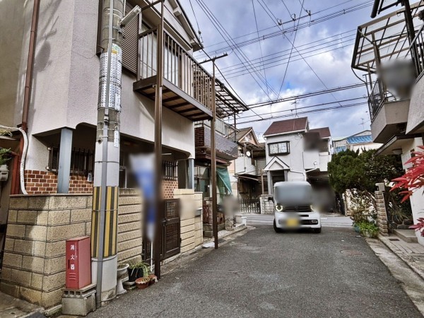 八尾市明美町、中古一戸建ての前面道路を含む現地写真画像です