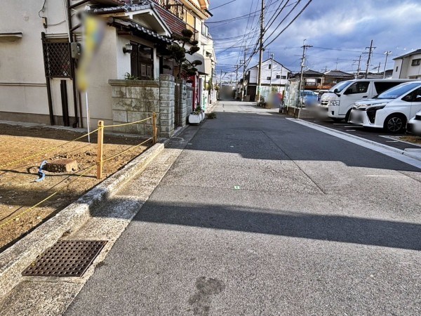 八尾市久宝園、土地の前面道路を含む現地写真画像です