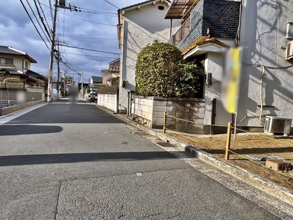 八尾市久宝園、土地の前面道路を含む現地写真画像です