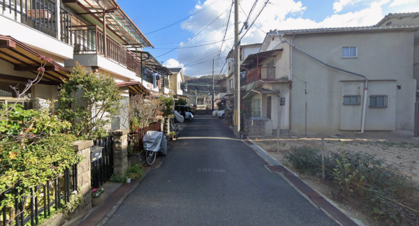 八尾市曙川東、新築一戸建ての前面道路を含む現地写真画像です