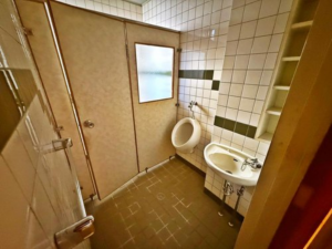 八尾市刑部、中古一戸建てのトイレ画像です