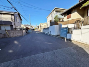 八尾市刑部、中古一戸建ての前面道路を含む現地写真画像です