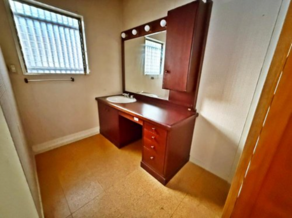 八尾市刑部、中古一戸建ての洗面画像です