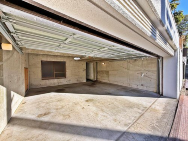 八尾市刑部、中古一戸建ての駐車場画像です