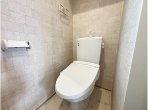 八尾市東山本新町、新築一戸建てのトイレ画像です