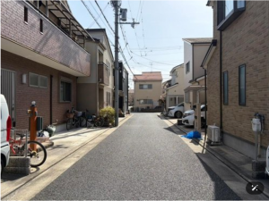 八尾市小畑町、中古一戸建ての前面道路を含む現地写真画像です
