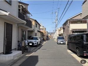八尾市小畑町、中古一戸建ての前面道路を含む現地写真画像です