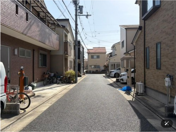 八尾市小畑町、中古一戸建ての前面道路を含む現地写真画像です