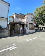 八尾市宮町、中古一戸建ての前面道路を含む現地写真画像です