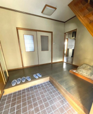 八尾市宮町、中古一戸建ての玄関画像です