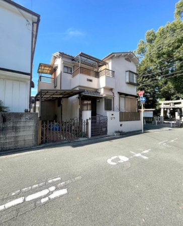 八尾市宮町、中古一戸建ての前面道路を含む現地写真画像です