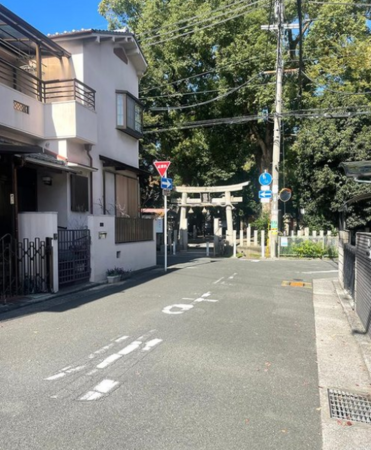 八尾市宮町、中古一戸建ての前面道路を含む現地写真画像です