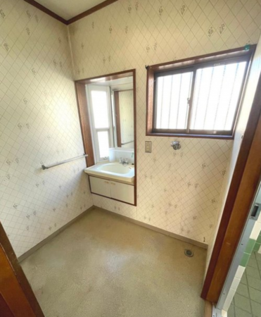 八尾市宮町、中古一戸建ての洗面画像です