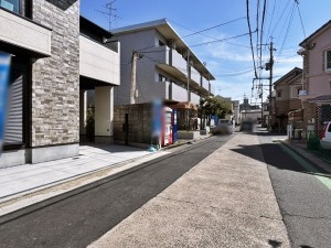 八尾市安中町、新築一戸建ての前面道路を含む現地写真画像です