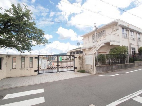八尾市黒谷、土地の小学校画像です