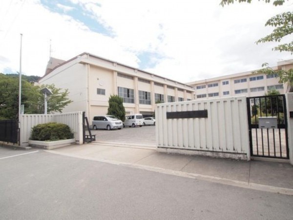 八尾市黒谷、土地の中学校画像です