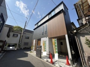 八尾市長池町、新築一戸建ての前面道路を含む現地写真画像です