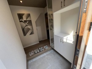 八尾市長池町、新築一戸建ての玄関画像です