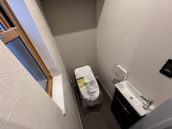 八尾市長池町、新築一戸建てのトイレ画像です