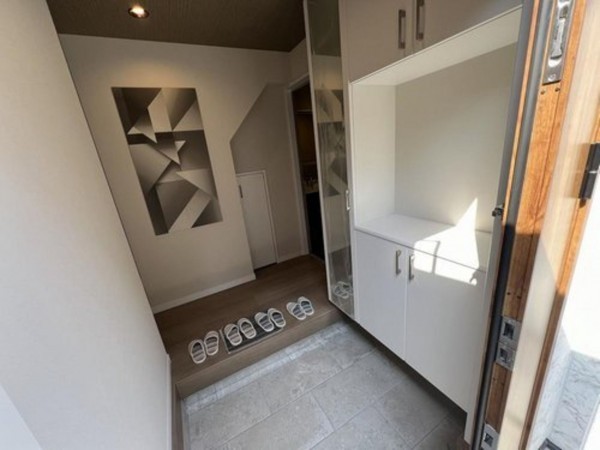 八尾市長池町、新築一戸建ての玄関画像です