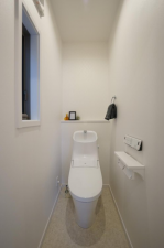 八尾市荘内町、新築一戸建てのトイレ画像です