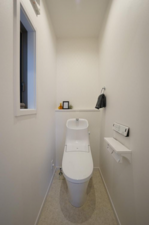 八尾市荘内町、新築一戸建てのトイレ画像です