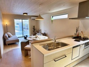 八尾市都塚、新築一戸建てのキッチン画像です