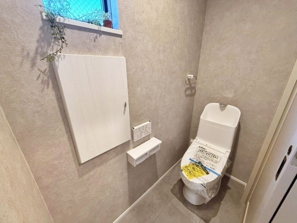 八尾市都塚、新築一戸建てのトイレ画像です