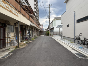 八尾市東太子、収益物件/文化住宅の前面道路を含む現地写真画像です