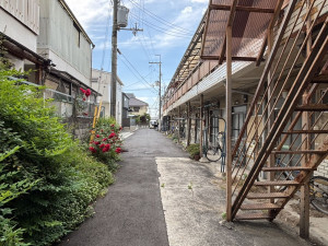 八尾市東太子、収益物件/文化住宅の前面道路を含む現地写真画像です